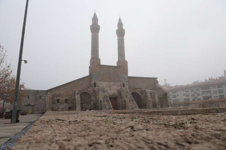 Çifte Minareli Medrese'ye Spreyli Saldırı: Hukuki Süreç Başlıyor! 1