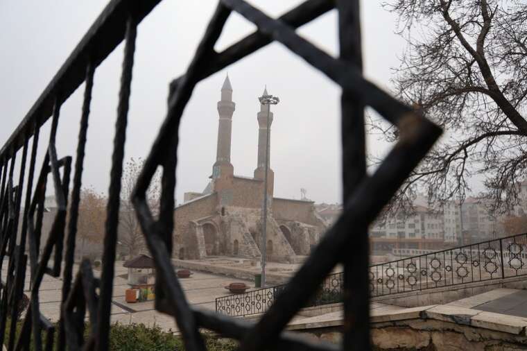 Çifte Minareli Medrese'ye Spreyli Saldırı: Hukuki Süreç Başlıyor! 6