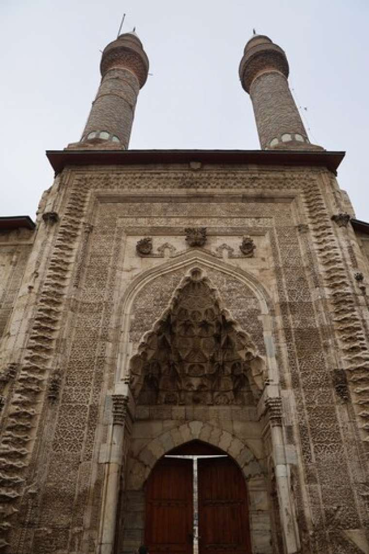 Çifte Minareli Medrese'ye Spreyli Saldırı: Hukuki Süreç Başlıyor! 3