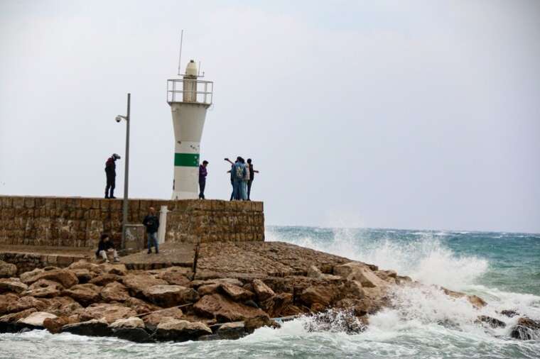 Antalya’da Fırtına Alarmı: Dev Dalgalar Sahili Vurdu 7