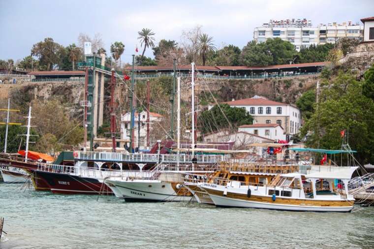 Antalya’da Fırtına Alarmı: Dev Dalgalar Sahili Vurdu 6