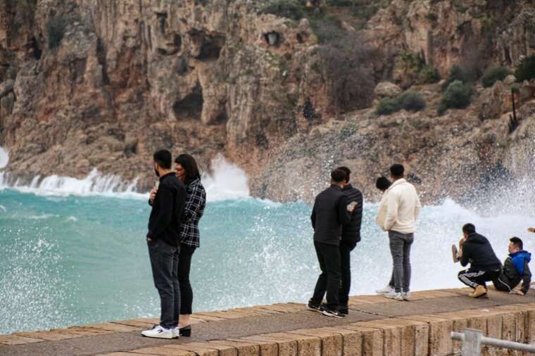 Antalya’da Fırtına Alarmı: Dev Dalgalar Sahili Vurdu 3