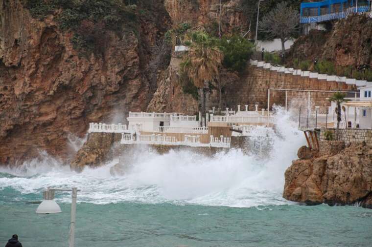 Antalya’da Fırtına Alarmı: Dev Dalgalar Sahili Vurdu 14