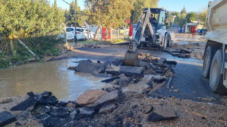 İçme suyu hattı patladı, Bodrum sokaklarını su bastı 1