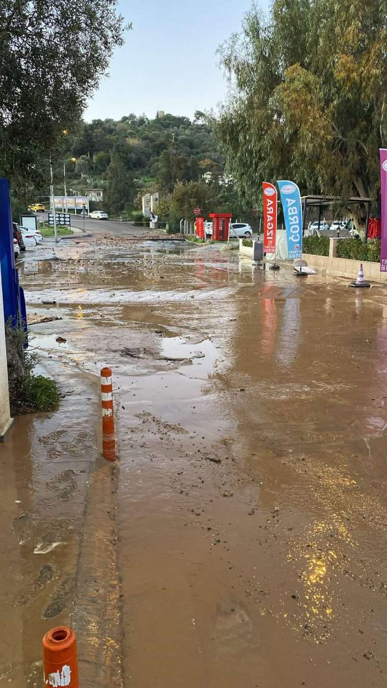 İçme suyu hattı patladı, Bodrum sokaklarını su bastı 6