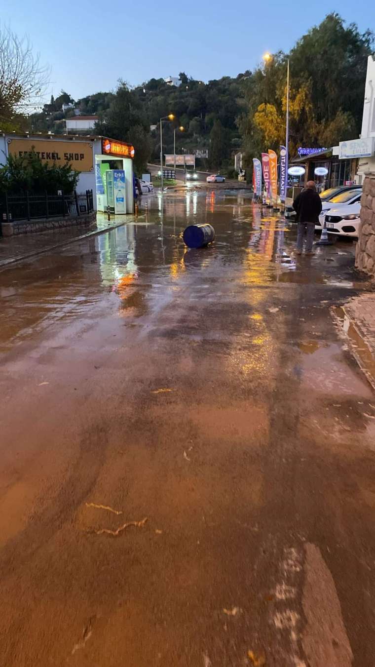 İçme suyu hattı patladı, Bodrum sokaklarını su bastı 5