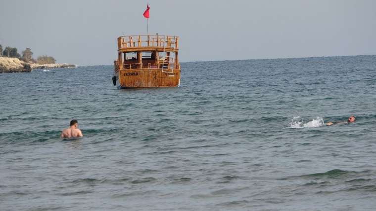 Mersin’de Aralık ayında denize girdiler! 4