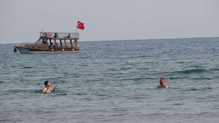 Mersin’de Aralık ayında denize girdiler! 1