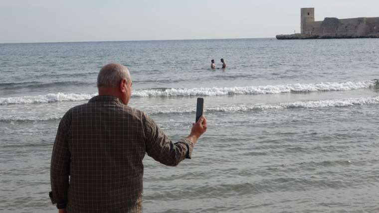 Mersin’de Aralık ayında denize girdiler! 7