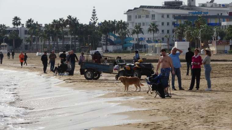 Mersin’de Aralık ayında denize girdiler! 2