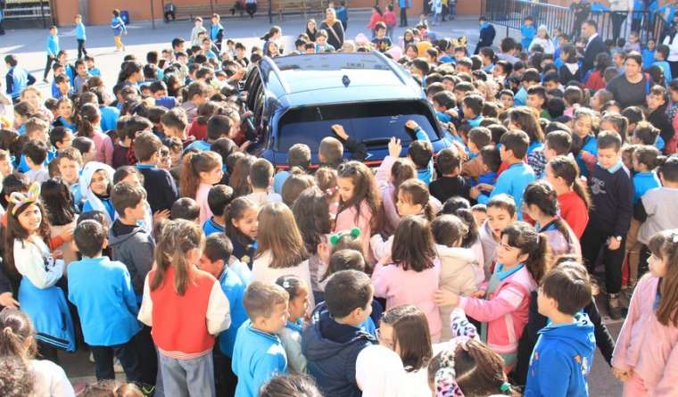 Mersin'de öğrencilere Togg sürprizi! Dokunmak için yarıştılar 3