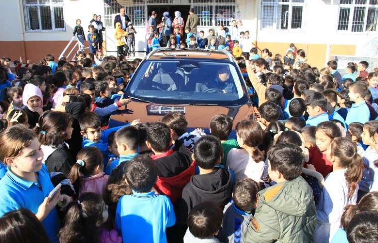 Mersin'de öğrencilere Togg sürprizi! Dokunmak için yarıştılar 2