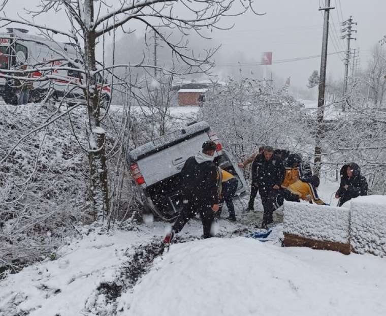 Ordu Ünye'de Kar Yağışı Nedeniyle Meydana Gelen Trafik Kazasında Yaralanan Çift Hastaneye Kaldırıldı 5