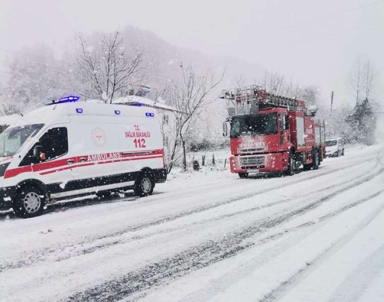 Ordu Ünye'de Kar Yağışı Nedeniyle Meydana Gelen Trafik Kazasında Yaralanan Çift Hastaneye Kaldırıldı 6