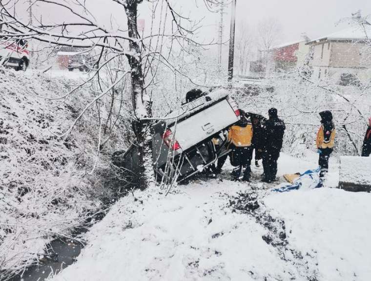 Ordu Ünye'de Kar Yağışı Nedeniyle Meydana Gelen Trafik Kazasında Yaralanan Çift Hastaneye Kaldırıldı 4