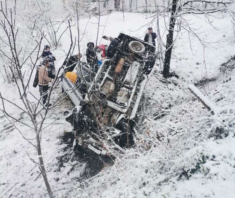 Ordu Ünye'de Kar Yağışı Nedeniyle Meydana Gelen Trafik Kazasında Yaralanan Çift Hastaneye Kaldırıldı 3