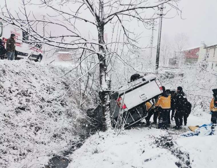 Ordu Ünye'de Kar Yağışı Nedeniyle Meydana Gelen Trafik Kazasında Yaralanan Çift Hastaneye Kaldırıldı 1