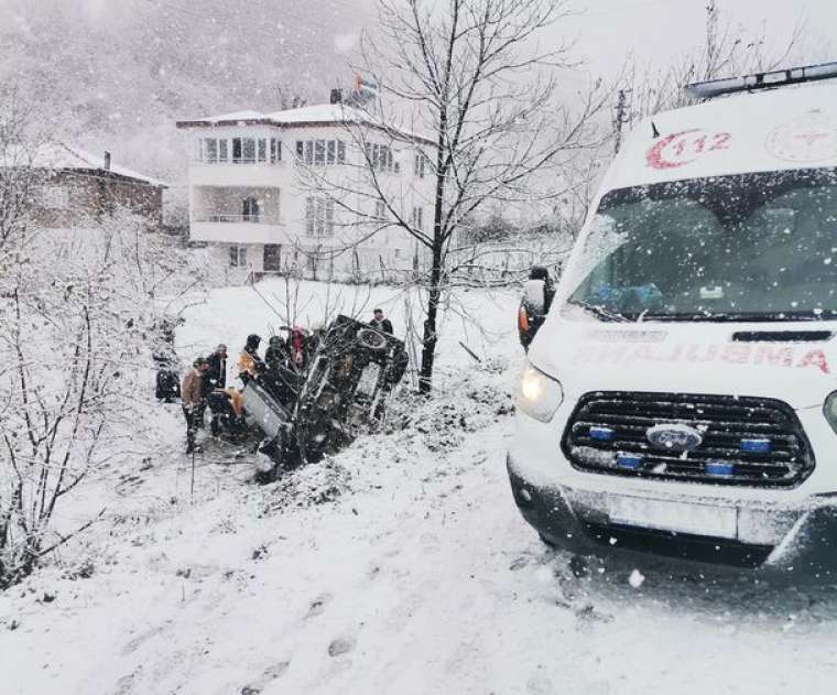 Ordu Ünye'de Kar Yağışı Nedeniyle Meydana Gelen Trafik Kazasında Yaralanan Çift Hastaneye Kaldırıldı 7