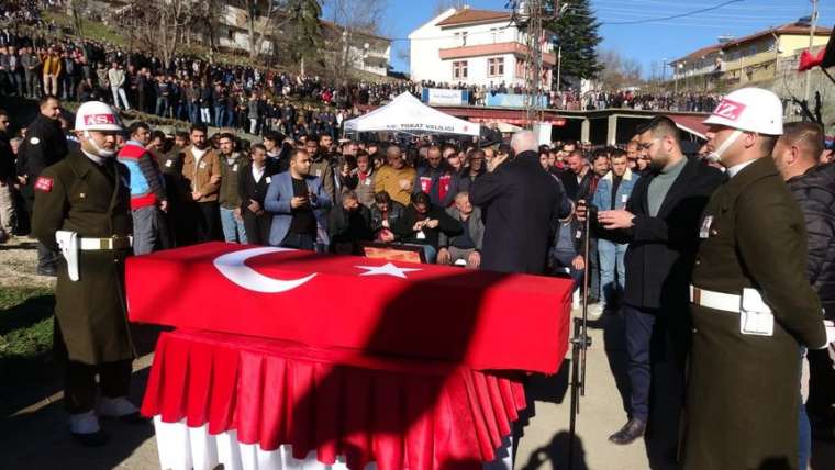 Tokatlı şehit son kez baba ocağında: Son yolculuğuna uğurlandı 4