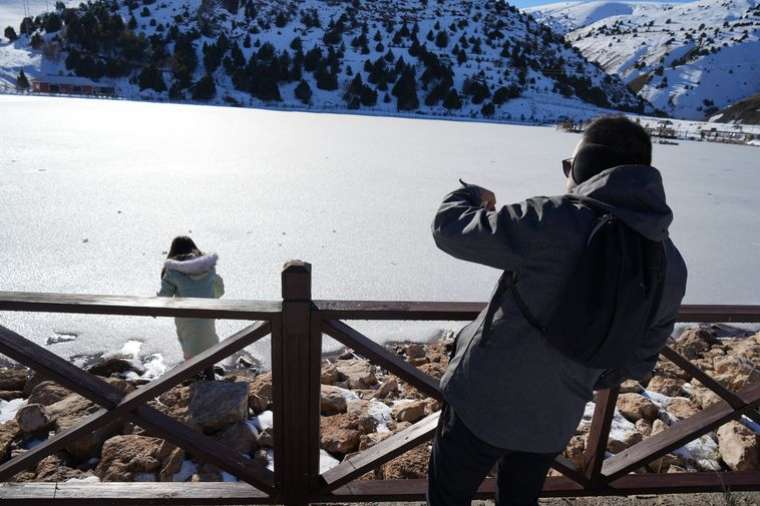 Ardıçlı Gölü, soğuk havanın büyüsüyle buzla kaplandı 8