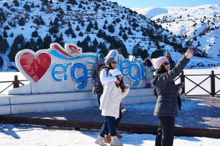 Ardıçlı Gölü, soğuk havanın büyüsüyle buzla kaplandı 4