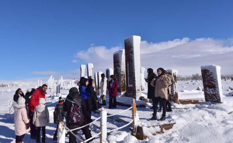 Ahlat Selçuklu Meydan Mezarlığı: Kar Altında Tarihi Güzelliğiyle Büyülüyor 1