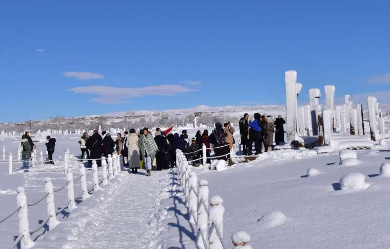 Ahlat Selçuklu Meydan Mezarlığı: Kar Altında Tarihi Güzelliğiyle Büyülüyor 12