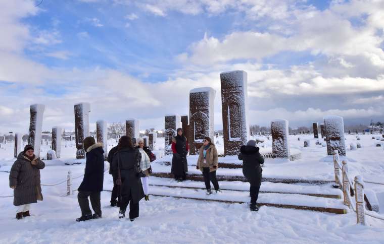 Ahlat Selçuklu Meydan Mezarlığı: Kar Altında Tarihi Güzelliğiyle Büyülüyor 9