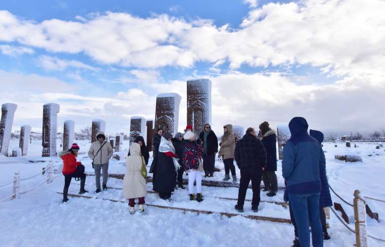 Ahlat Selçuklu Meydan Mezarlığı: Kar Altında Tarihi Güzelliğiyle Büyülüyor 8