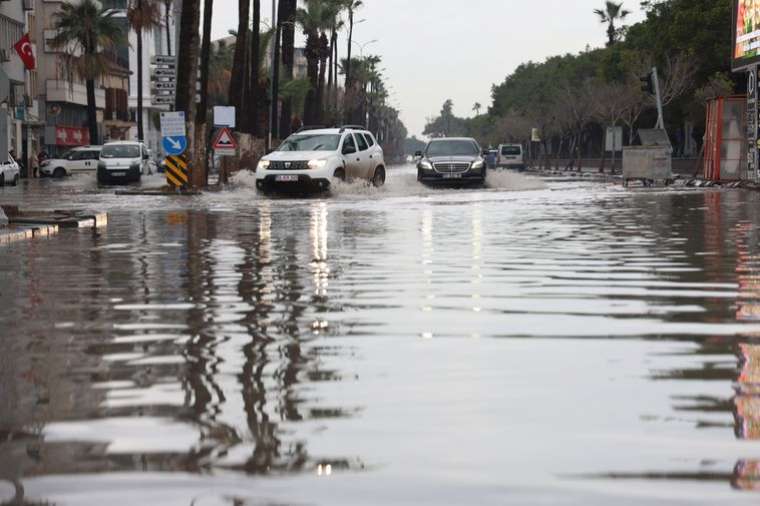 Hatay'ın İskenderun ilçesi sular altında kaldı 7