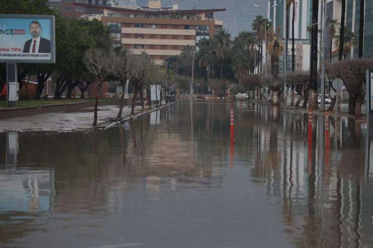 Hatay'ın İskenderun ilçesi sular altında kaldı 4