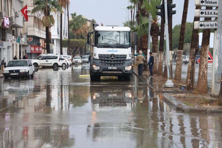 Hatay'ın İskenderun ilçesi sular altında kaldı 1