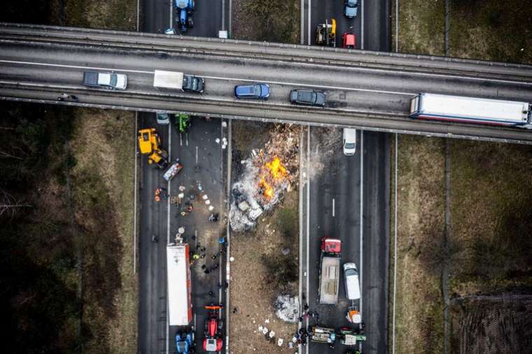 Avrupalı çiftçiler Belçika-Hollanda sınırını kapattı 13