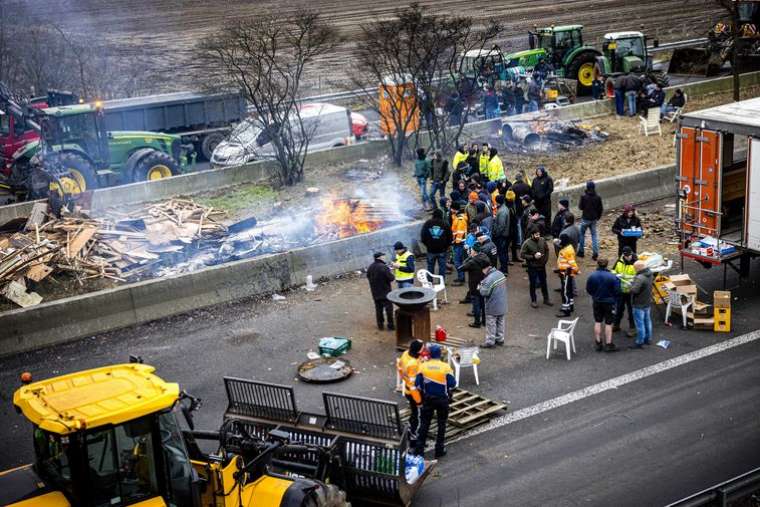 Avrupalı çiftçiler Belçika-Hollanda sınırını kapattı 10