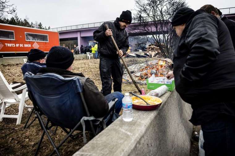 Avrupalı çiftçiler Belçika-Hollanda sınırını kapattı 11