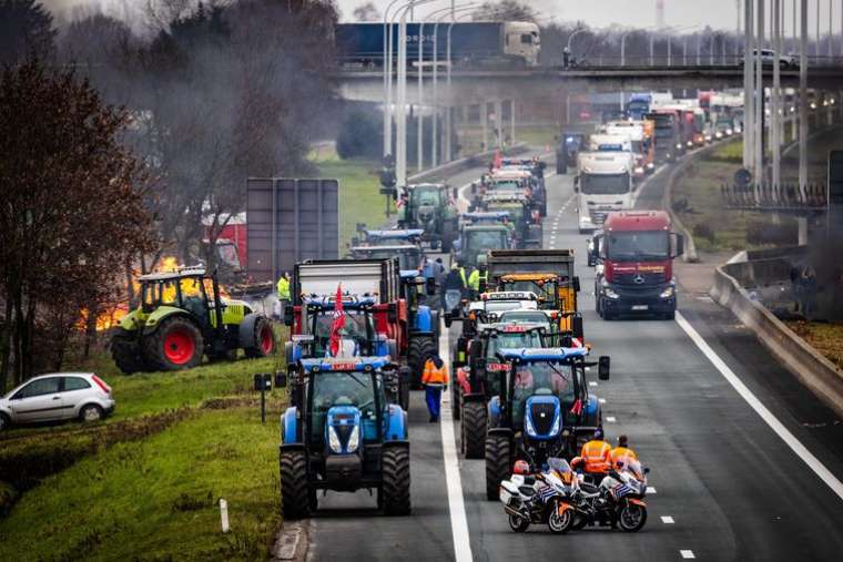 Avrupalı çiftçiler Belçika-Hollanda sınırını kapattı 7