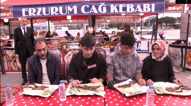 Damak çatlatan yarışma! Cağ kebabını en hızlı yiyen kazandı 6