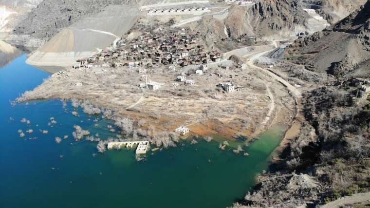 Yusufeli Barajı Tam Kapasiteyle Elektrik Üretimine Ulaştı: Çeltikdüzü Köyü Yeniden Görünür Hale Geldi 4