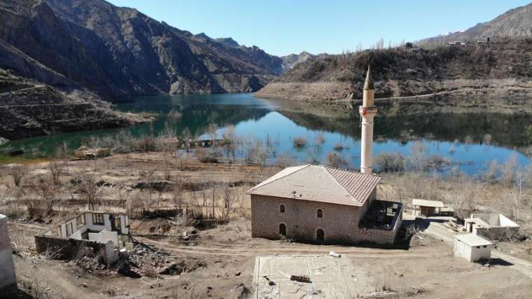 Yusufeli Barajı Tam Kapasiteyle Elektrik Üretimine Ulaştı: Çeltikdüzü Köyü Yeniden Görünür Hale Geldi 1