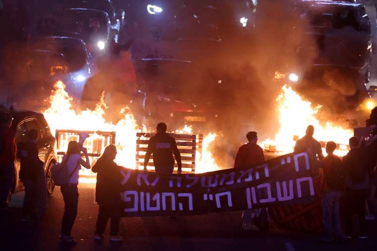 Tel Aviv'de Esir Protestosu: Göstericiler Yolları Kapattı Netanyahu Hükümetine Seçim Çağrısı 8