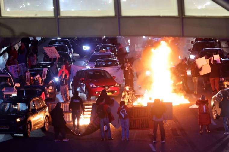 Tel Aviv'de Esir Protestosu: Göstericiler Yolları Kapattı Netanyahu Hükümetine Seçim Çağrısı 1