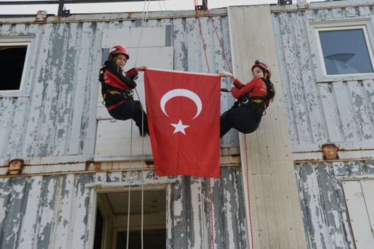 Kadın gönüllüler hem belediyede çalışıyor hem hayat kurtarıyorlar 8