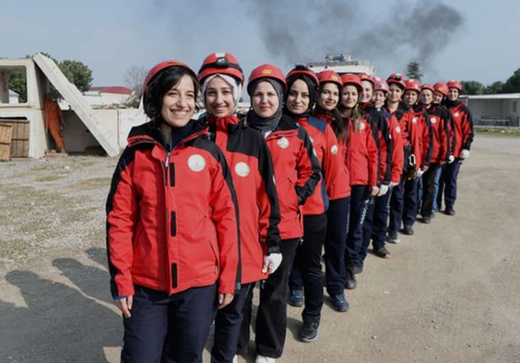 Kadın gönüllüler hem belediyede çalışıyor hem hayat kurtarıyorlar 6