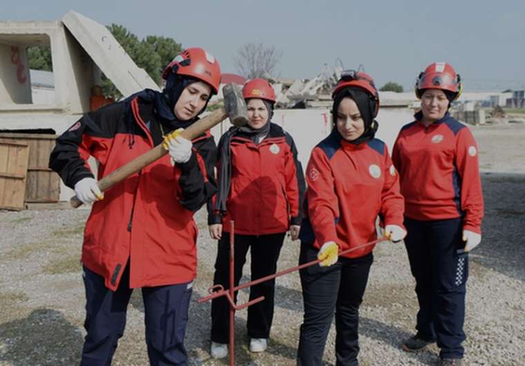 Kadın gönüllüler hem belediyede çalışıyor hem hayat kurtarıyorlar 5