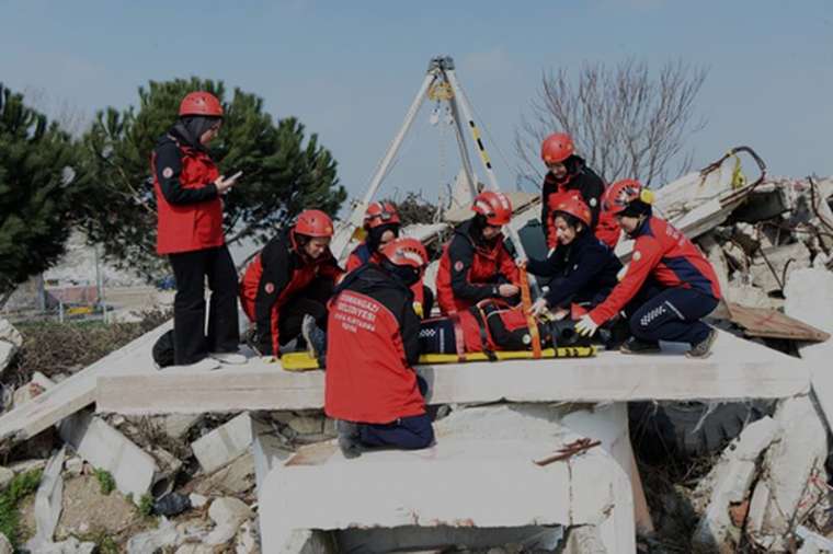 Kadın gönüllüler hem belediyede çalışıyor hem hayat kurtarıyorlar 2