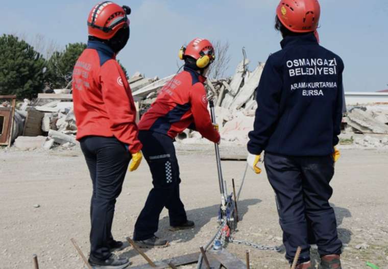 Kadın gönüllüler hem belediyede çalışıyor hem hayat kurtarıyorlar 1