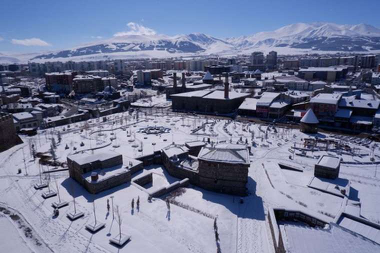 Meteoroloji'den kar ve çığ uyarısı! Şehir beyaza büründü 1