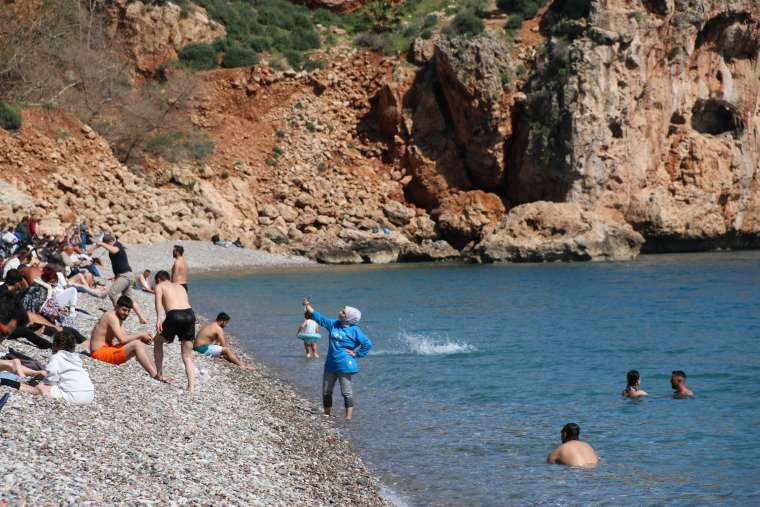 Antalya'da Bahar Havası: Konyaaltı Sahili İnsan Akınına Uğradı 8