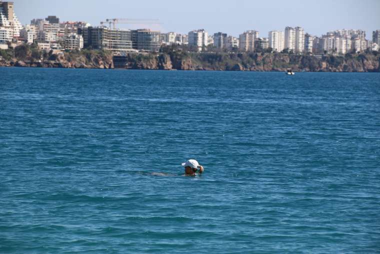 Antalya'da Bahar Havası: Konyaaltı Sahili İnsan Akınına Uğradı 7