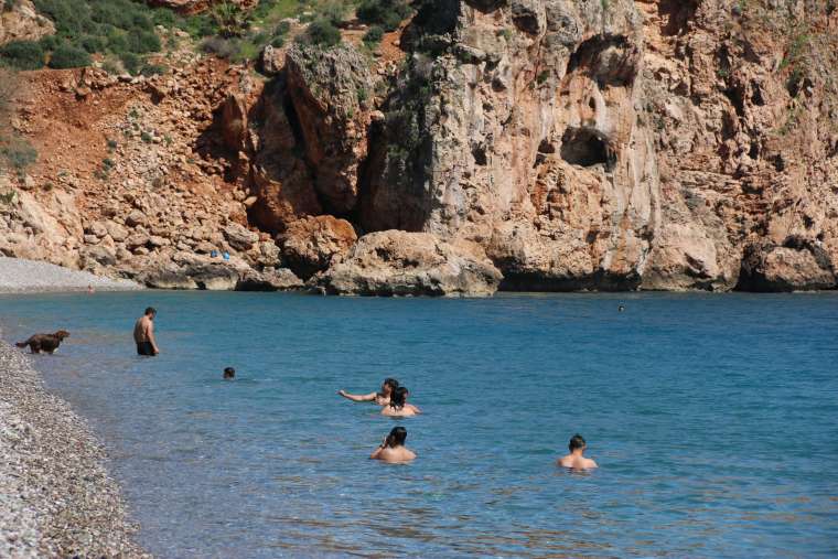 Antalya'da Bahar Havası: Konyaaltı Sahili İnsan Akınına Uğradı 6